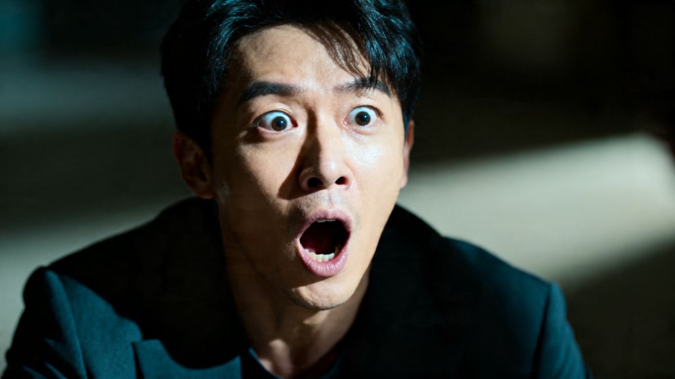 Person erlebt plötzliches Ereignis, Überraschung und Erkenntnis.